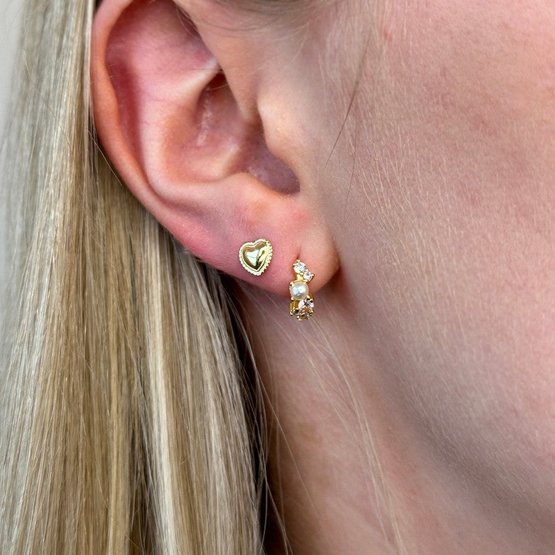 Nuni Copenhagen Ella Pink hoops i forgyldt sølv med perler og lyserød zirkonia – set fra siden