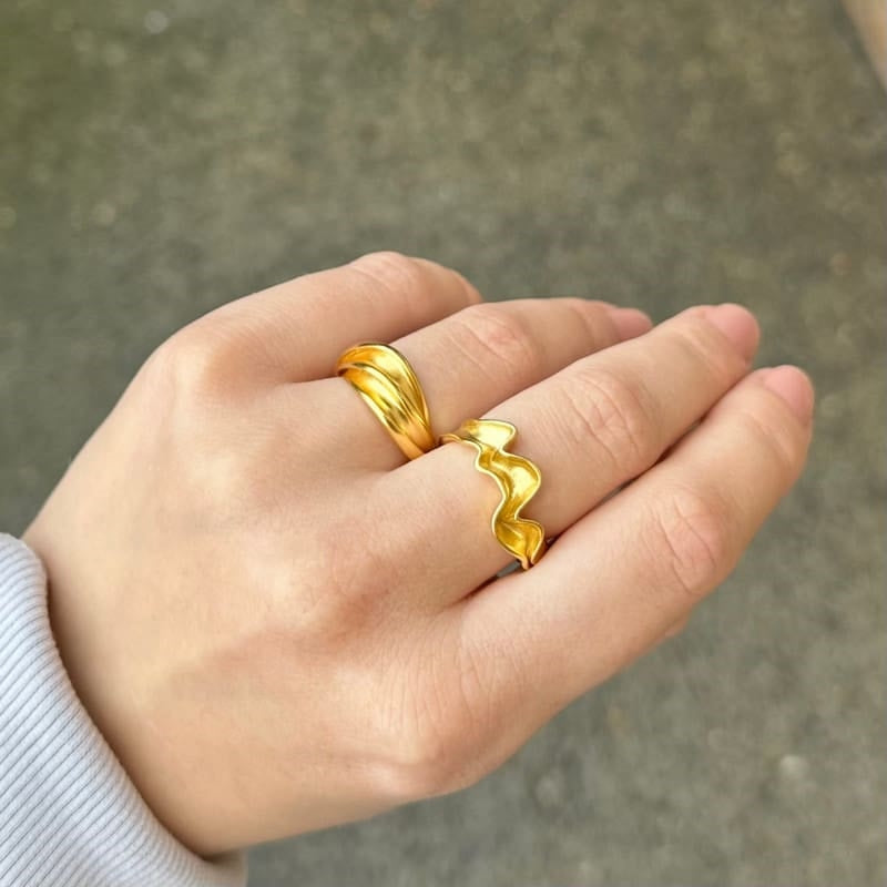 MerlePerle Sheela ring i forgyldt sølv med twistet design – set fra siden