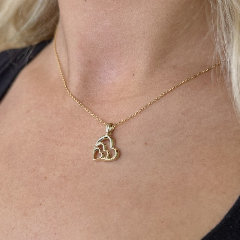 Siersbøl triple hjerte vedhæng i 8 karat guld, set fra siden