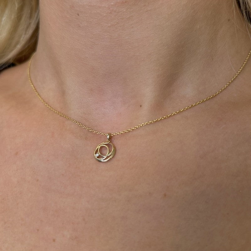Siersbøl vedhæng i 14 kt. guld med diamant — nærbillede af fatning