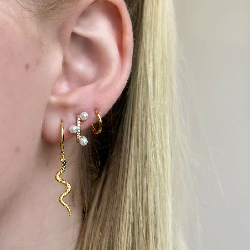 MerlePerle Tally Hoops øreringe i forgyldt sølv med slangevedhæng – set fra siden