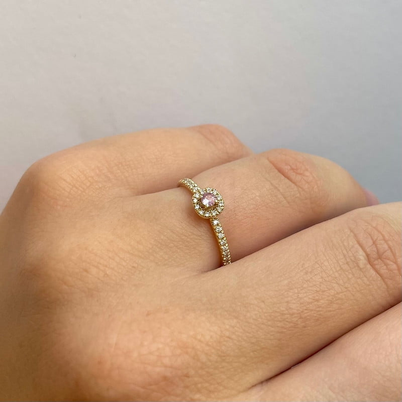 Nuran Sofia diamantring i 14 karat guld med pink safir – set fra siden
