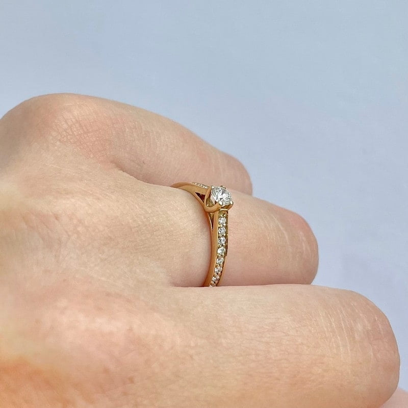 Nuran Bella guldring i 14 kt. guld med diamanter, set fra siden