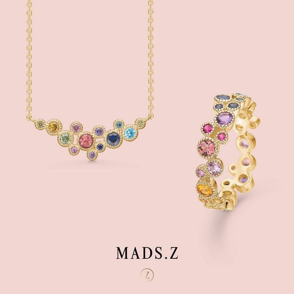 Mads Z Luxury Rainbow halskæde i 14 kt. guld med ametyst, rubin og safir – set fra siden