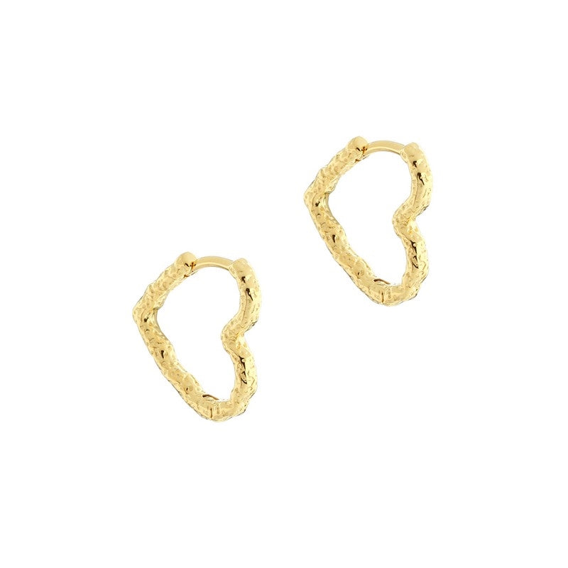 Aqua Dulce Love Me Heart øreringe i 14 karat forgyldt sølv med hamret hjerteform