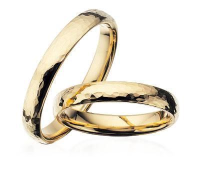 Scrouples vielsesringe i 8 eller 14 karat guld med hamret overflade og valgfri diamantbrillant