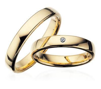 Scrouples vielsesringe i guld med diamant – liggende på flade