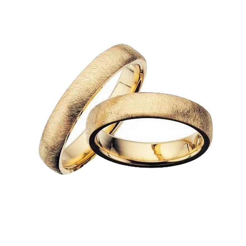 Scrouples vielsesringe i 8 eller 14 karat guld med frostet overflade og 4,5 mm bredde – valgfri brillant i dameringen