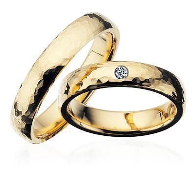 Scrouples vielsesringe i hamret guld – set fra oven
