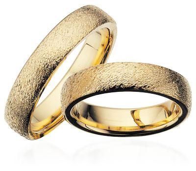 Scrouples vielsesringe i guld med rustik overflade og 5 mm bredde – fås med diamant