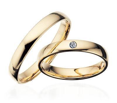 Scrouples vielsesringe i guld med diamant – liggende på flade