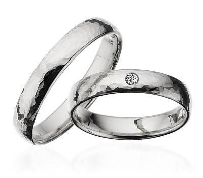 Scrouples vielsesringe i 14 kt. hvidguld med hamret overflade – set fra siden