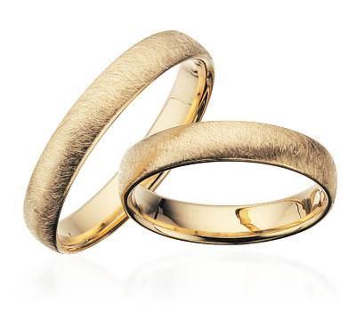 Scrouples vielsesringe i 8-14 karat guld med frostet overflade, 4 mm bredde og mulighed for diamant
