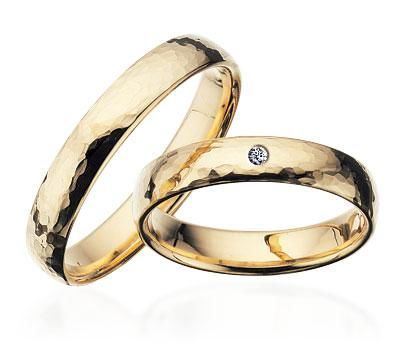 Scrouples vielsesring i guld med hamret overflade og diamant – nærbillede af sten