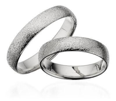 Scrouples vielsesringe i 14 kt. hvidguld med rustik overflade – 4,5 mm