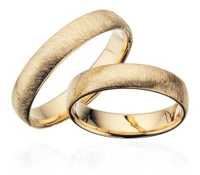 Scrouples vielsesringe i guld med frostet overflade, 4,5 mm bredde og mulighed for brillant