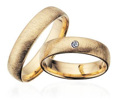 Scrouples vielsesringe i frostet guld – detalje af fatning med diamant