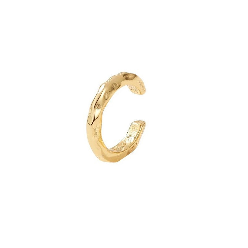 MerlePerle Smilla ear cuff i forgyldt sølv med hamret overflade, 12 mm diameter