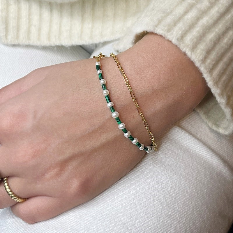 MerlePerle Luna armbånd i forgyldt sølv med malakit og perler, set fra siden