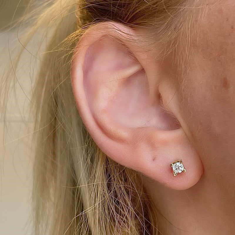 Scrouples Kleopatra ørestikker i 14 karat guld med brillantslebne diamanter – nærbillede af fatning