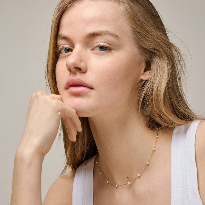 Lola Bold Daisy halskæde i forgyldt sølv af Enamel 2