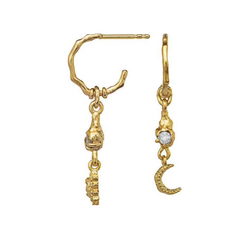 Maanesten Ember creoler i forgyldt sølv med månesymboler, set fra siden