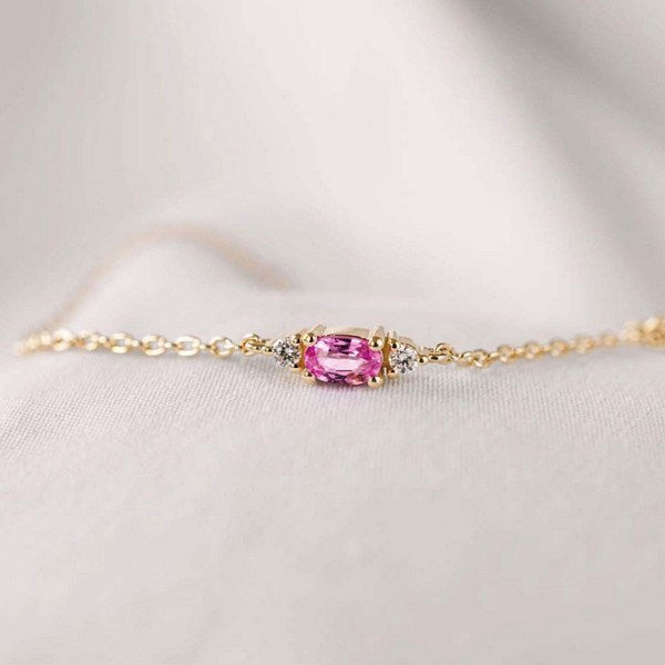 Nuran armbånd i 14 karat guld med oval pink safir og diamanter – set fra siden