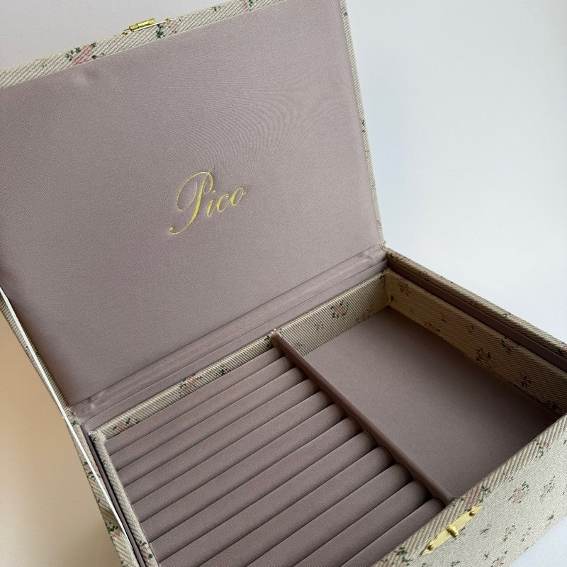 Pico Copenhagen smykkeskrin i tekstil med blomstermønster i Taupe Flower – set fra siden