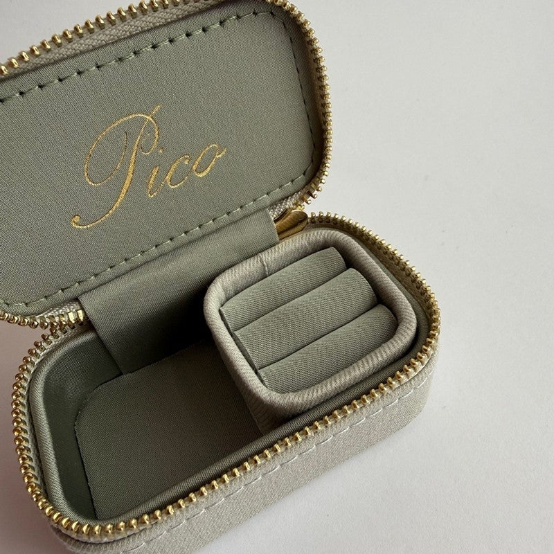 Pico Copenhagen smykkeskrin i Oyster med flytbar ringindsats – set fra siden