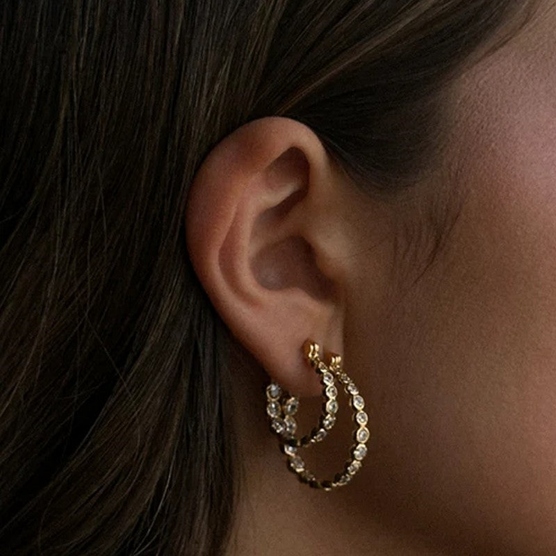 Pico Copenhagen Elva Crystal Hoops i forgyldt messing med klare krystaller, set fra siden