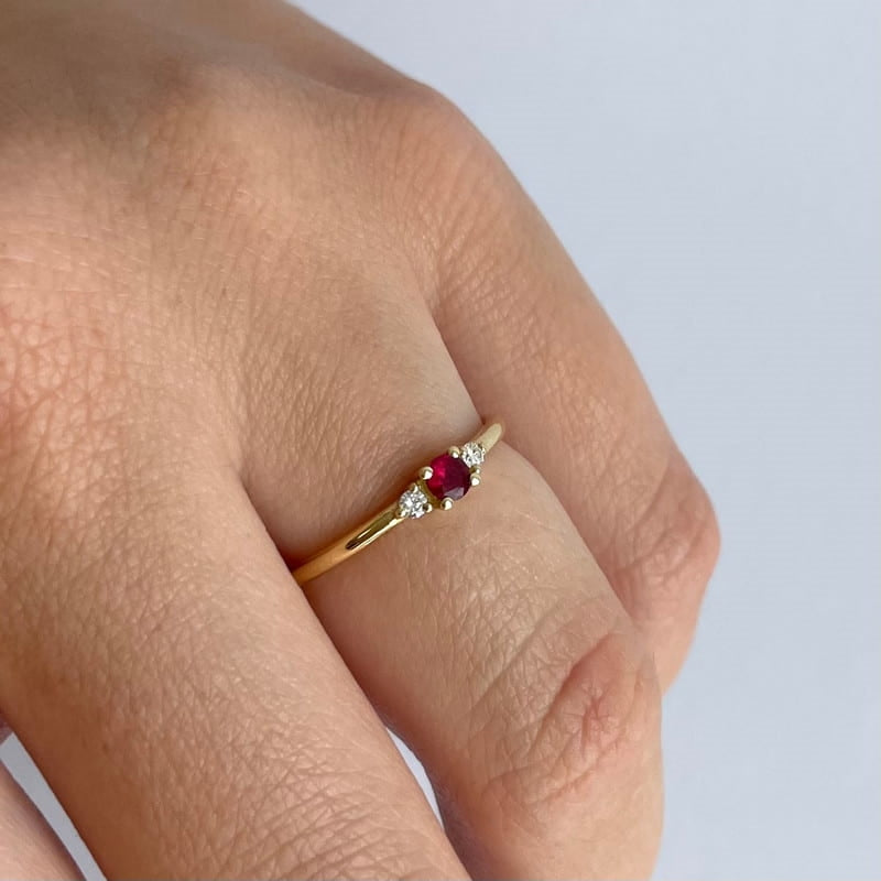 Nuran rubin ring i 14 kt. guld med diamanter fra Petit-serien, set fra siden