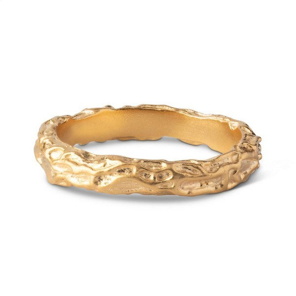 Enamel Copenhagen Gaia ring i forgyldt sølv med tekstureret, banket overflade og organisk udtryk