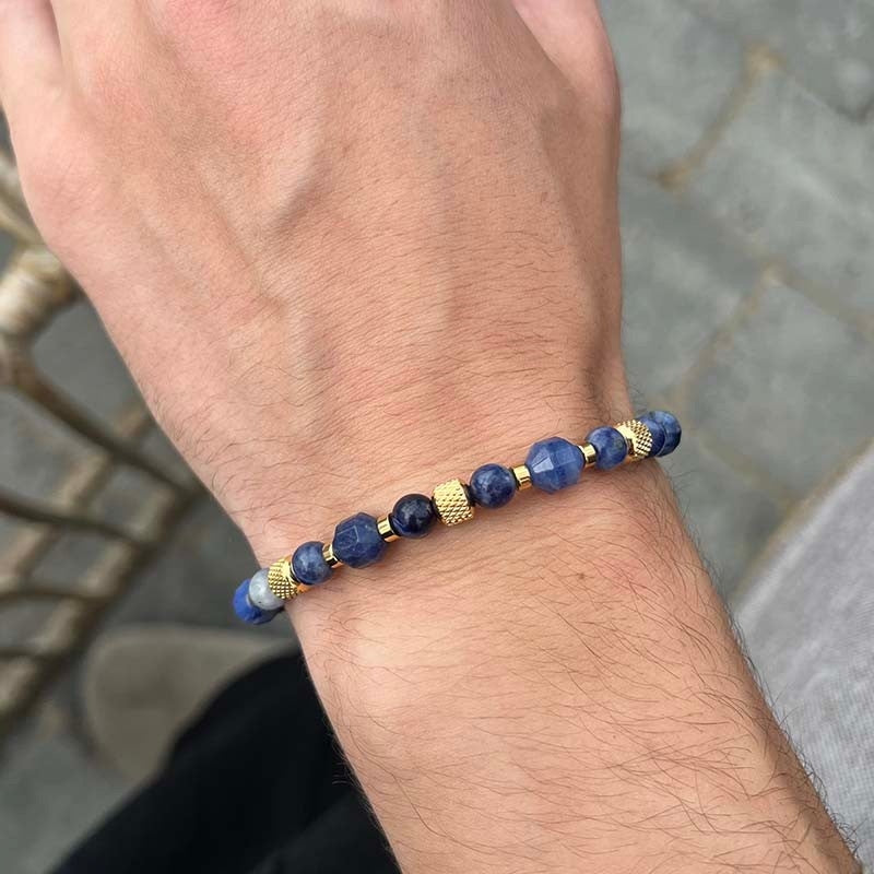 Rico's herrearmbånd i forgyldt stål med blå sodalitsten – nærbillede af detalje
