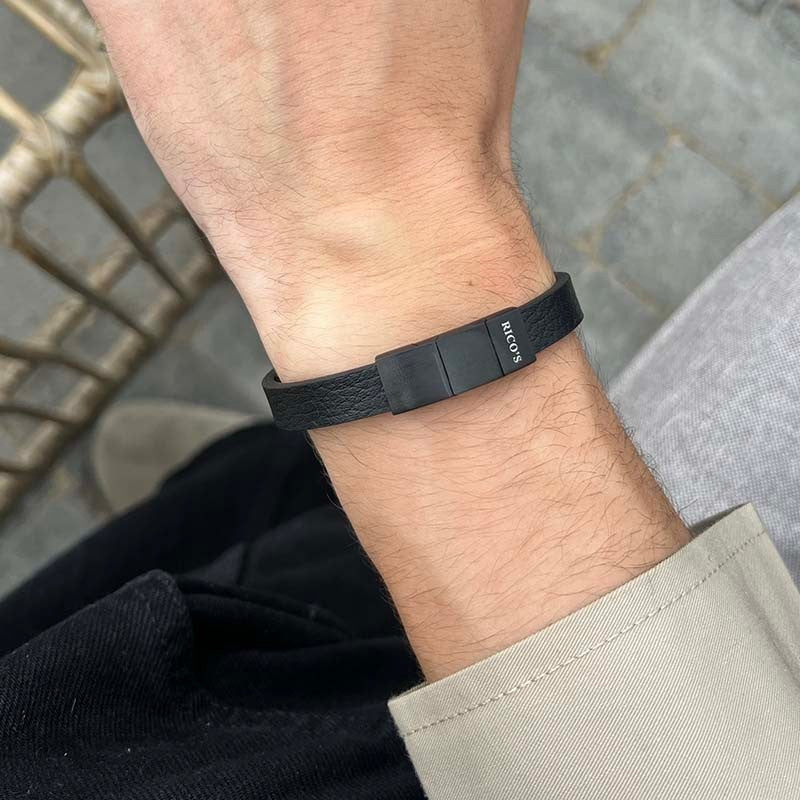 Rico's sort læderarmbånd til mænd i stål, set fra siden