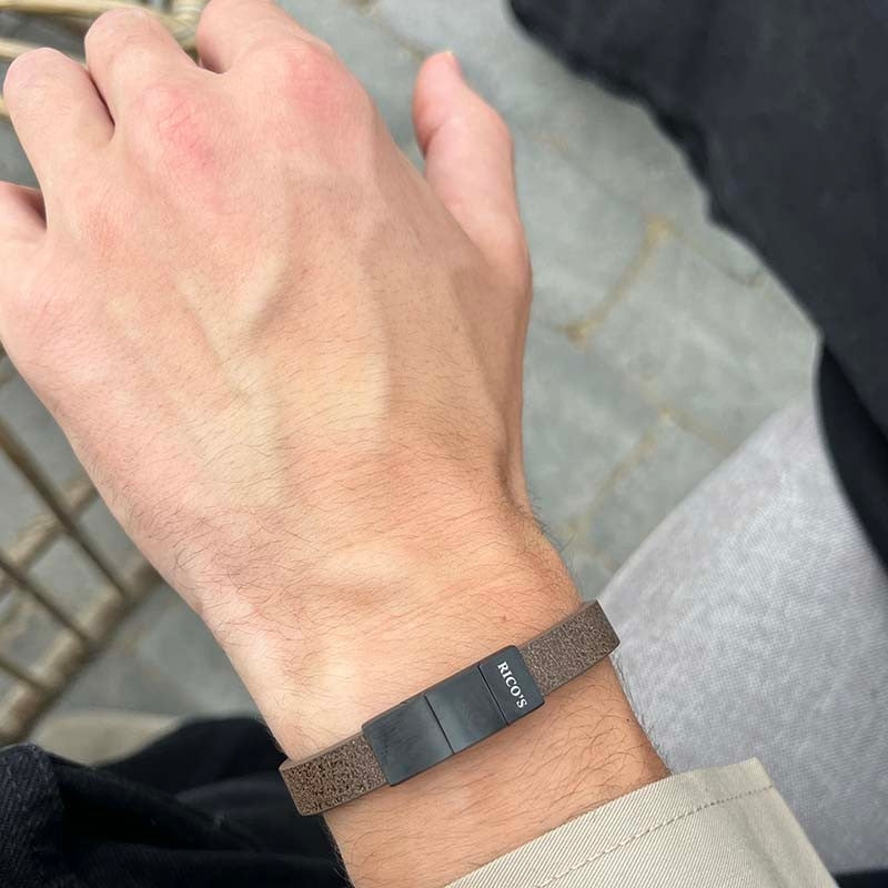 Rico's læderarmbånd til mænd i brun læder med sort stålspænde, set fra siden