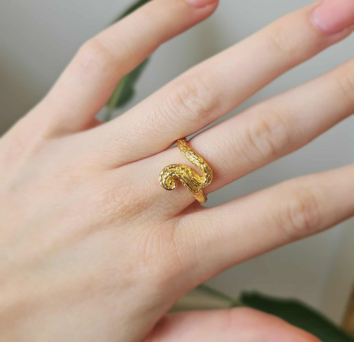 Studio Z Wave ring i forgyldt 925 sølv med bølgende former – nærbillede af detalje