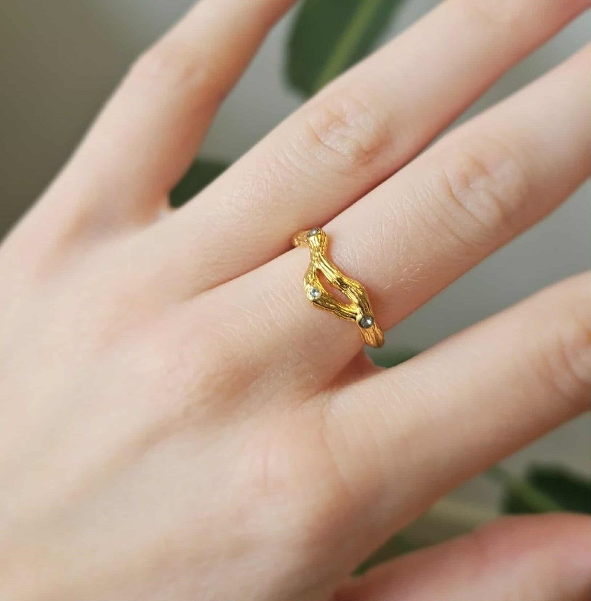 Studio Z Tangled ring i forgyldt sølv med zirkonia, set fra siden