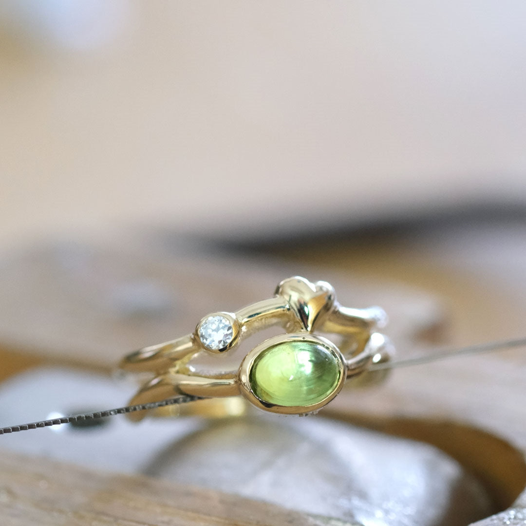 Rabinovich Rainforest Dew ring i forgyldt sølv med grøn peridot og zirkonia – nærbillede af sten