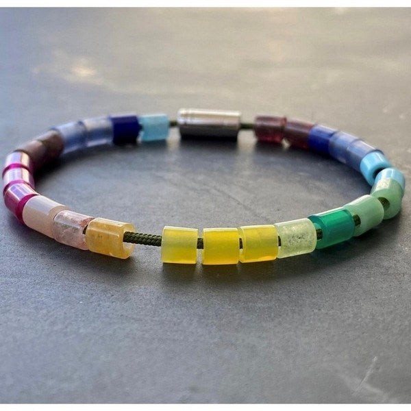Mads Z Rainbow Warrior armbånd i nylon med farverige ædelsten – nærbillede af sten
