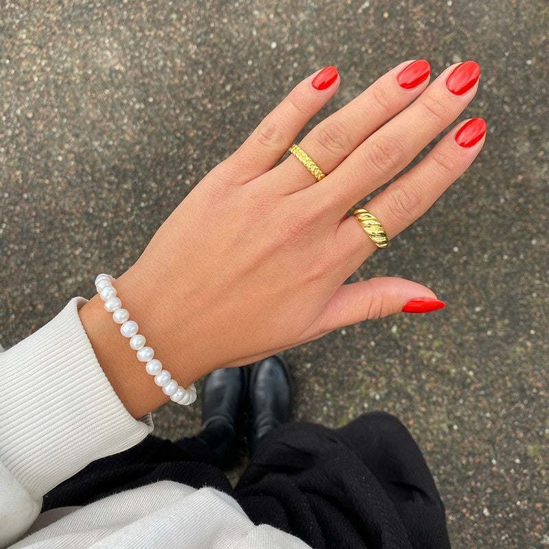 MerlePerle Braided Ring i forgyldt sølv med flettet mønster, set fra siden