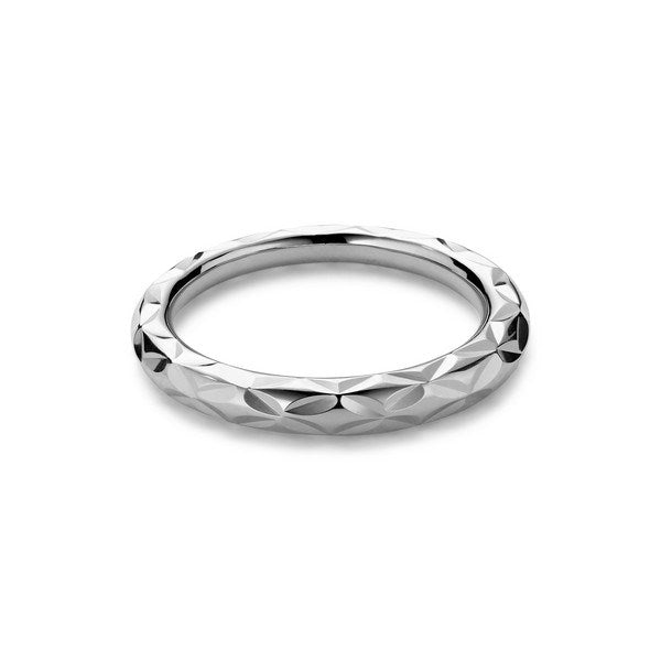 Jane Kønig Small Impression ring i blank sølv med rombe-mønster – set fra siden