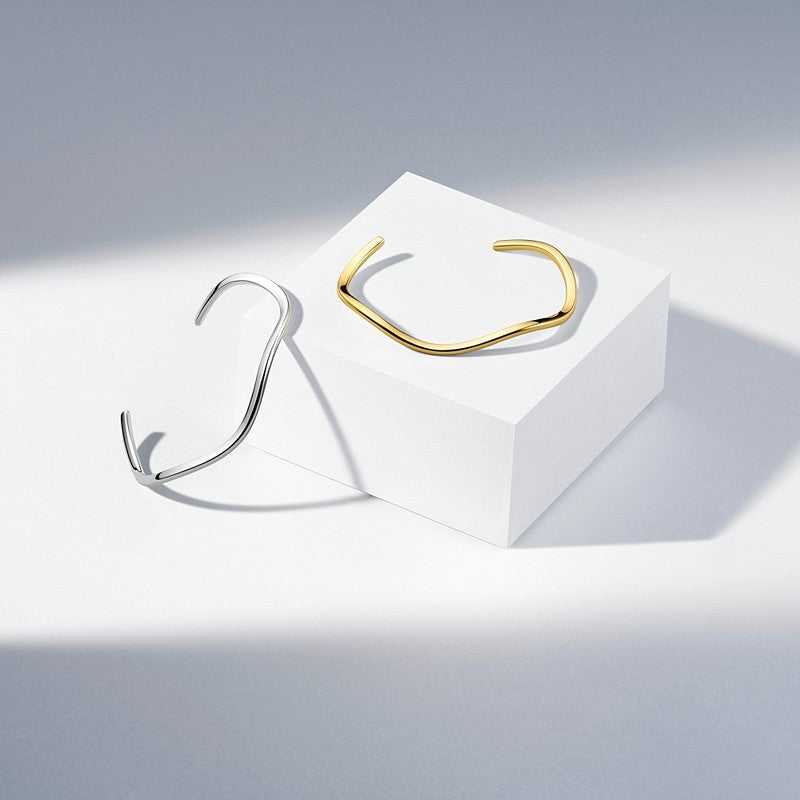 Sif Jakobs Jewellery Bangle Ellera Waves Pianura armbånd i sølv – nærbillede af detalje