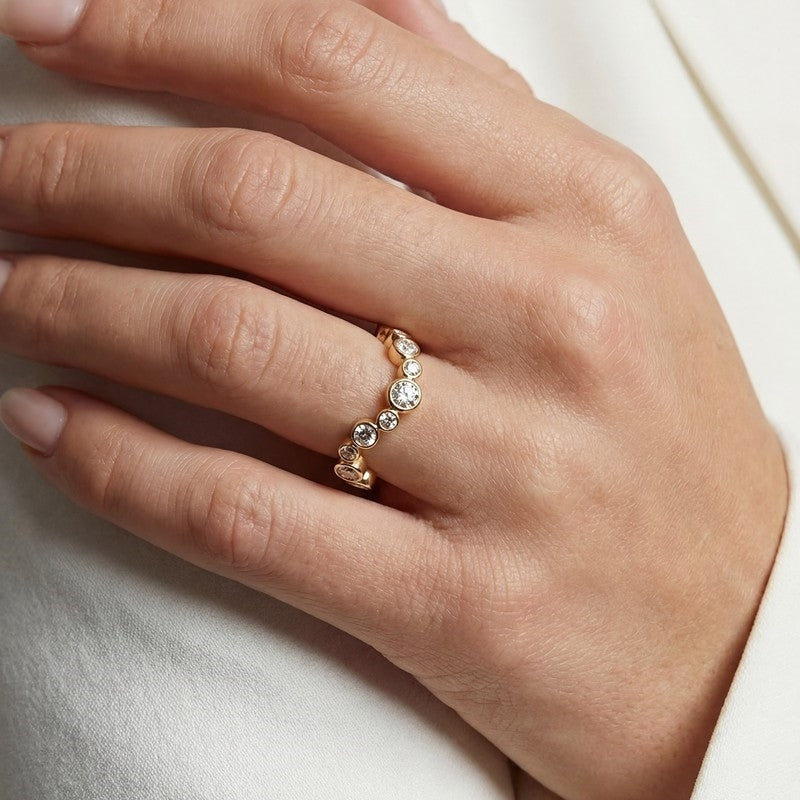 Sif Jakobs Sardinien Wave ring i forgyldt sølv med hvide zirkonia – set fra siden