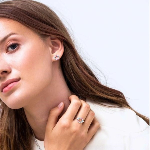 Sif Jakobs Jewellery Biella Uno Piccolo ørestikker i rhodineret sølv med pastelzirkoner – set fra siden