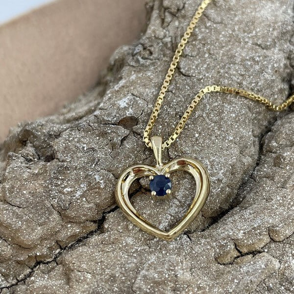 Scrouples hjertevedhæng i 14 kt. guld med mørkeblå safir — set fra siden