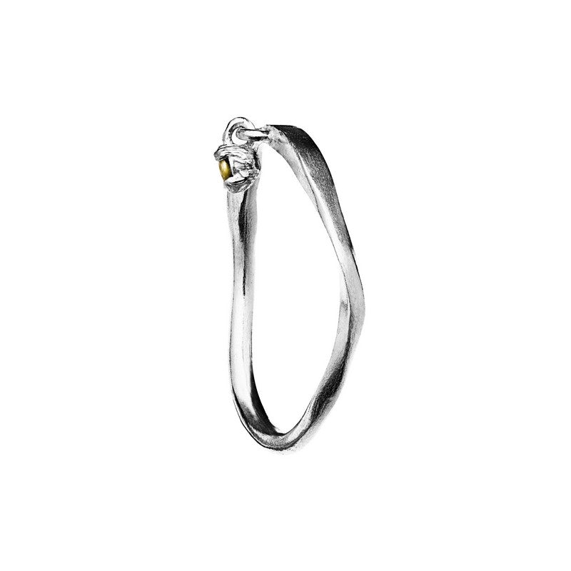 Maanesten Signe ring i genanvendt sølv med grøn peridot – nærbillede af fatning