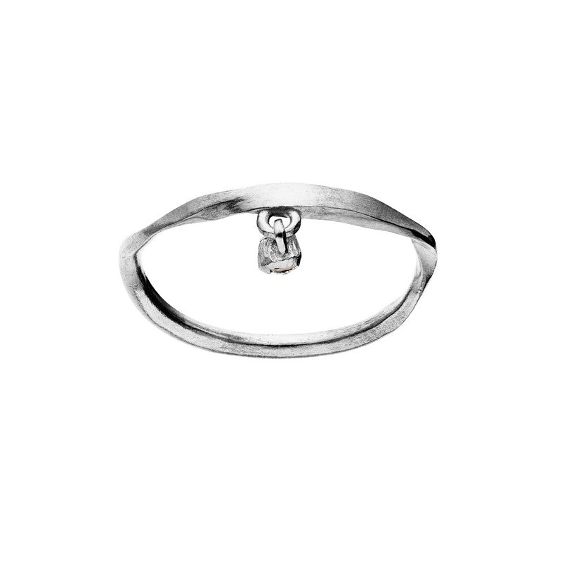 Maanesten Signe ring i genanvendt sølv med grøn peridot – nærbillede af fatning