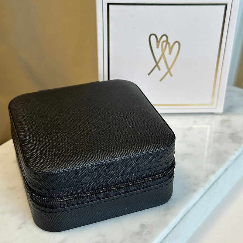 Sort smykkeskrin i kompakt design med lynlås – plads til ringe, øreringe og armbånd