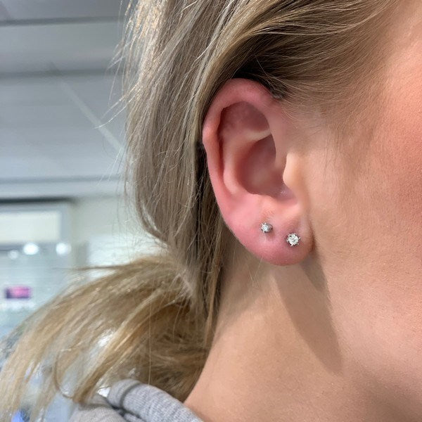 Nuran Star ørestikker i 14 karat hvidguld med diamant i seksgreb-fatning – nærbillede af fatning