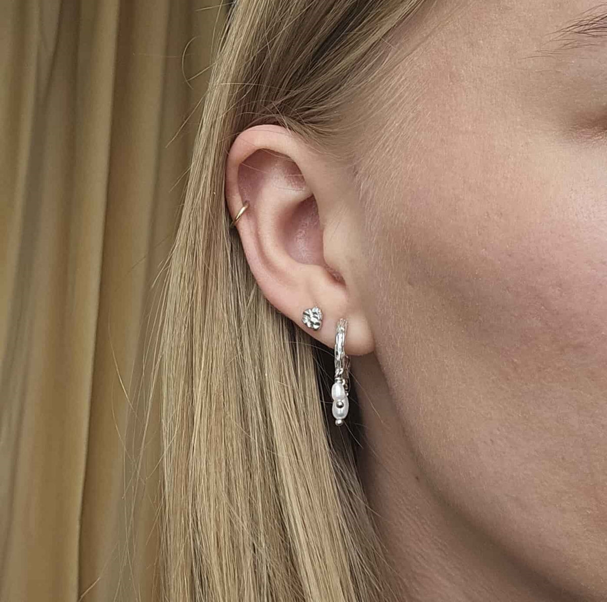 Studio Z Twine creoler i 925 sterling sølv med perler – set fra siden
